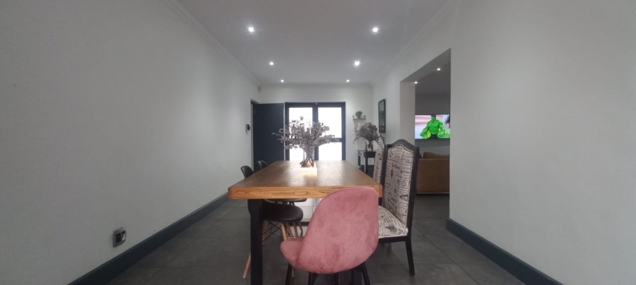 5 Bedroom Property for Sale in Wetton Western Cape